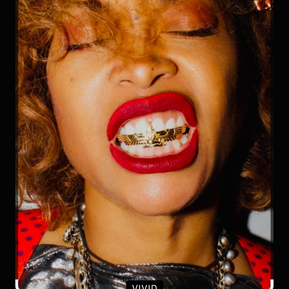 ⭐️Erykah Badu Gold Winged Grillz⭐️ T-shirt
